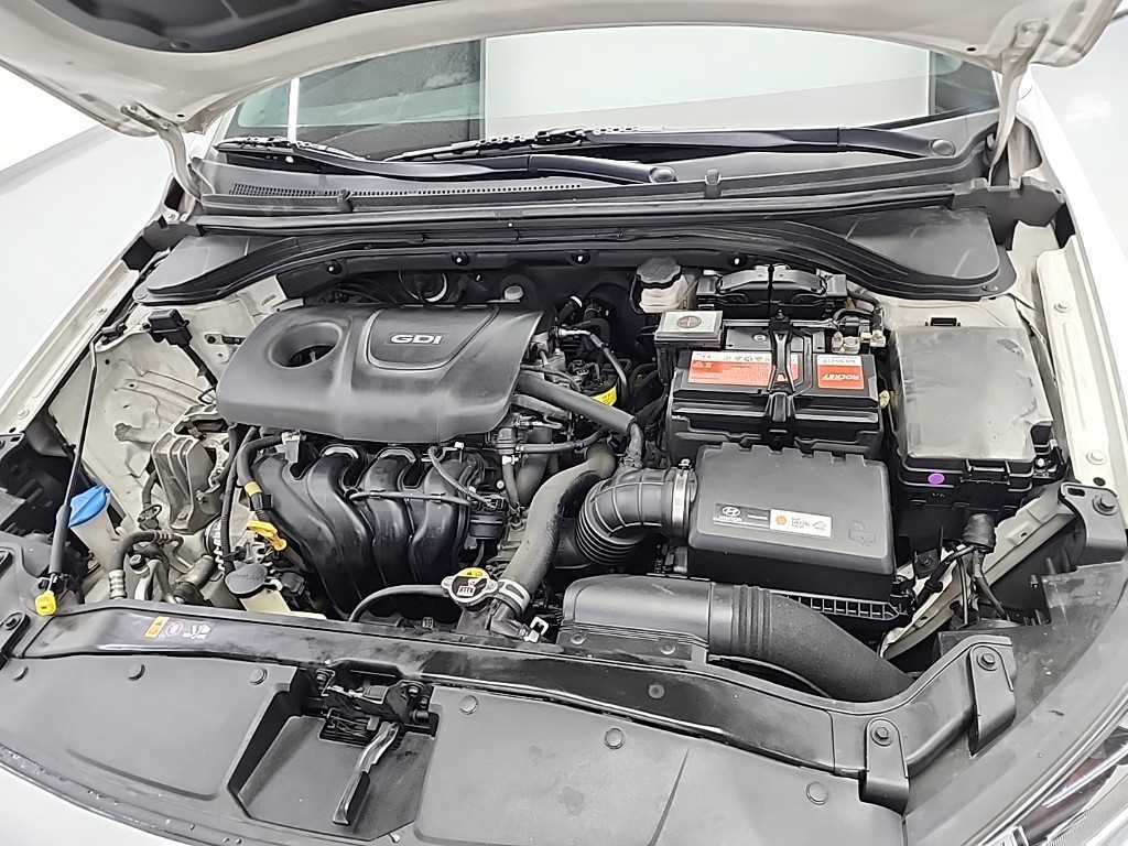 HYUNDAI Avante - Vista 5