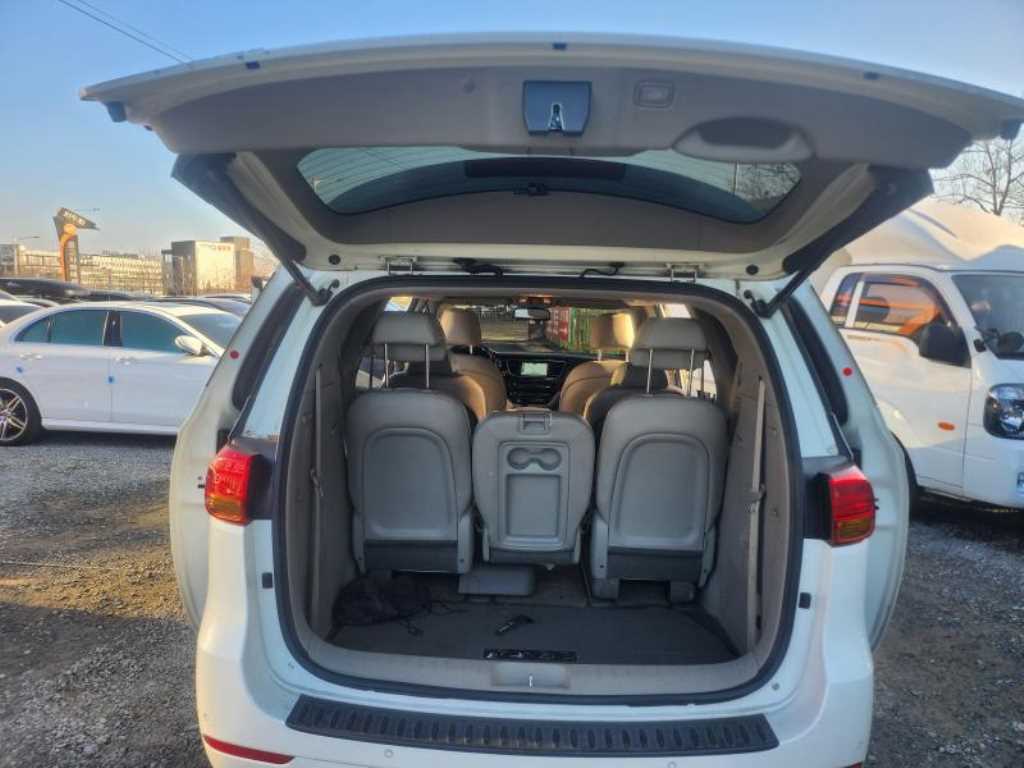 KIA Carnival - Vista 8
