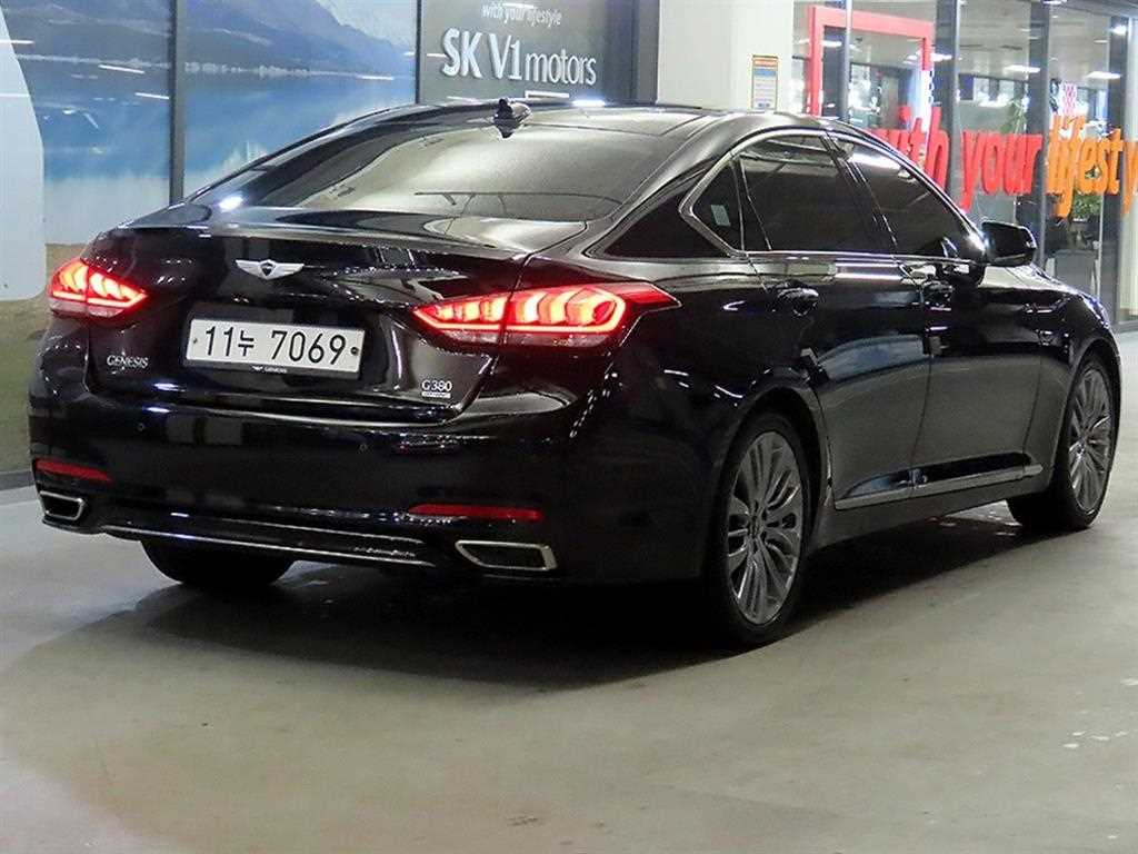 HYUNDAI Genesis - Vista 4