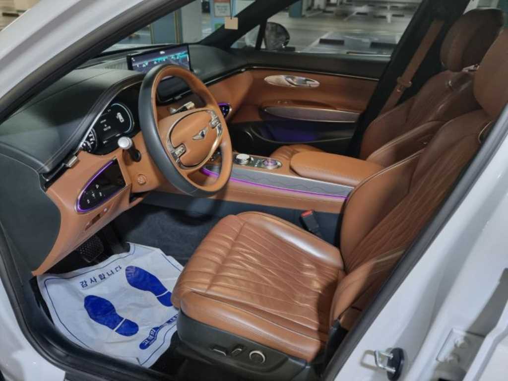 Genesis GV70 - Vista 8