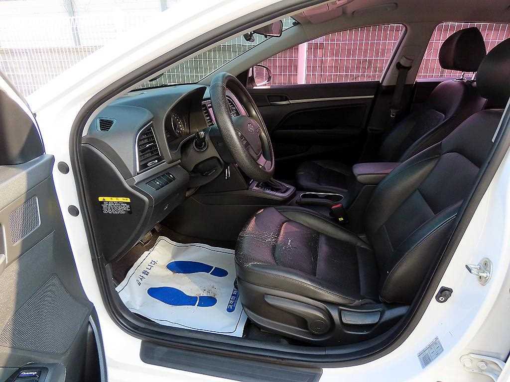 HYUNDAI Avante - Vista 5