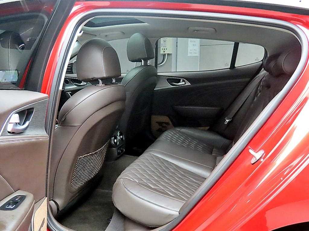 KIA Stinger - Vista 6