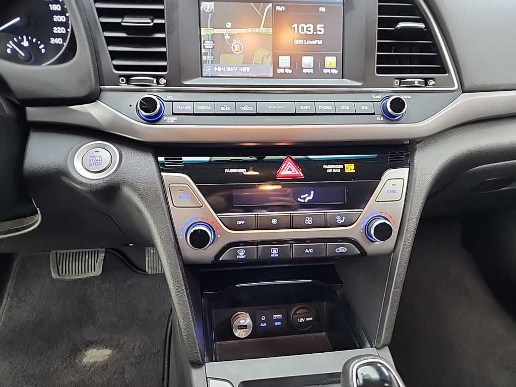 HYUNDAI Avante - Vista 9