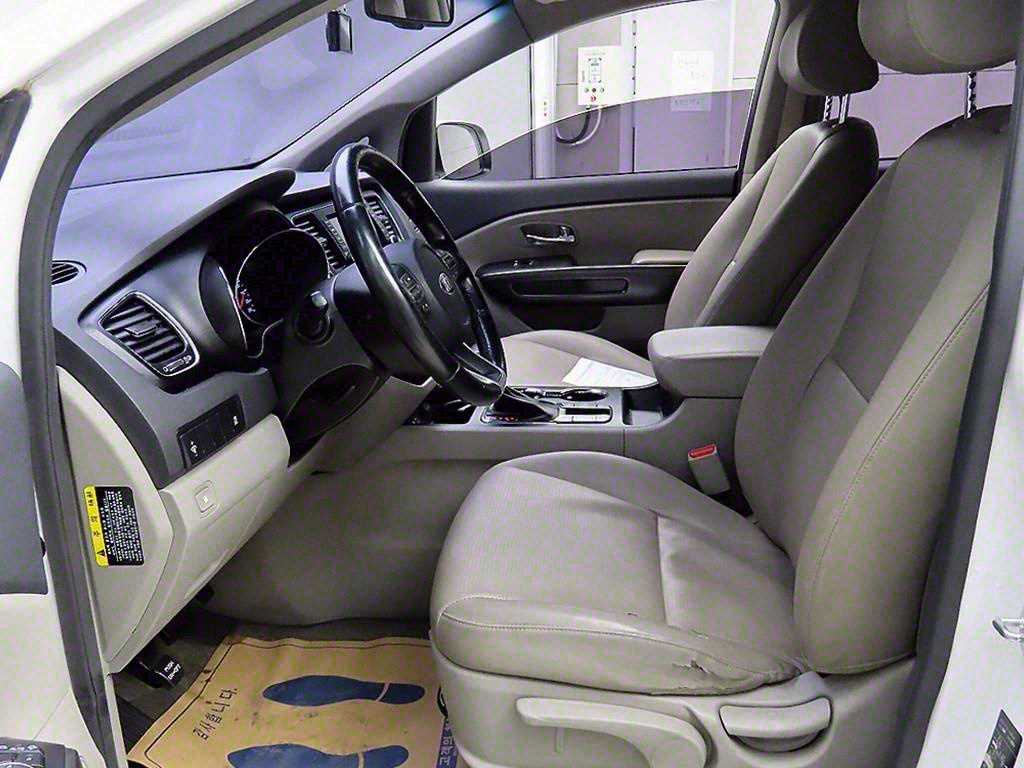 KIA Carnival - Vista 5