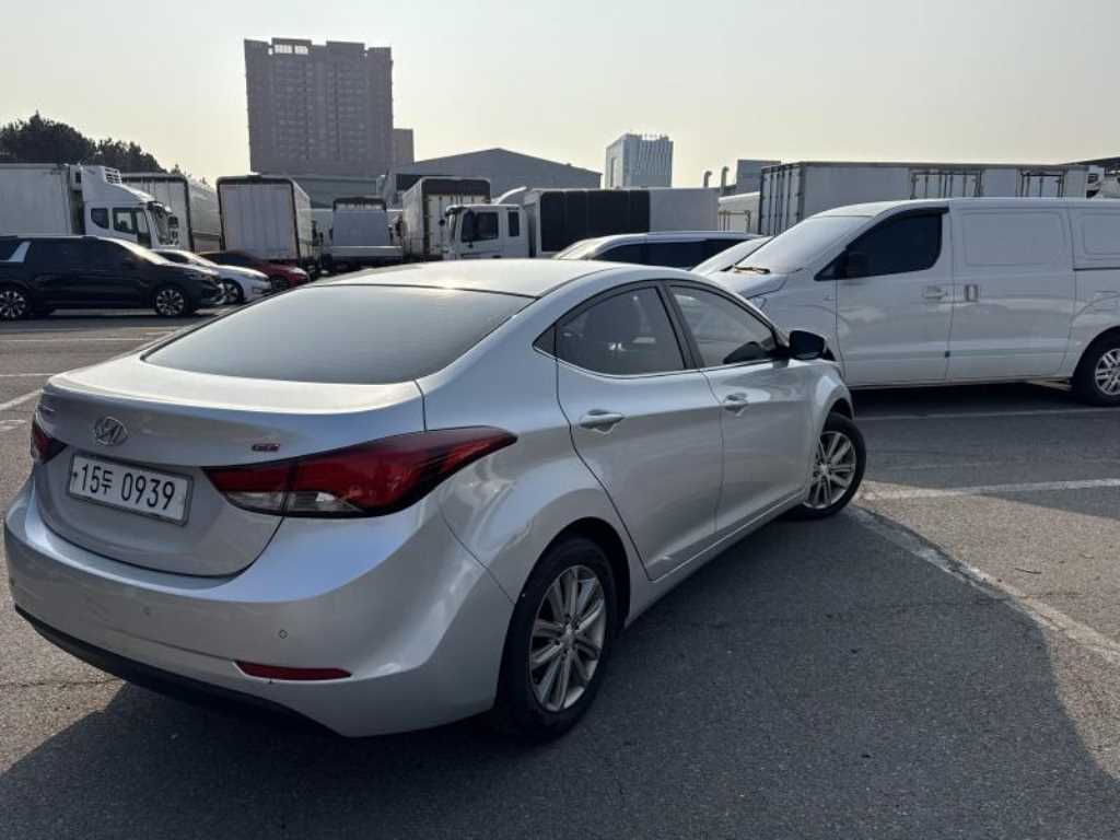 HYUNDAI Avante - Vista 4