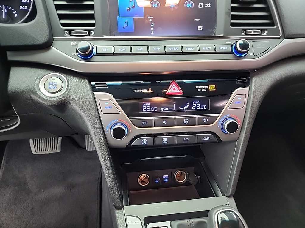 HYUNDAI Avante - Vista 10