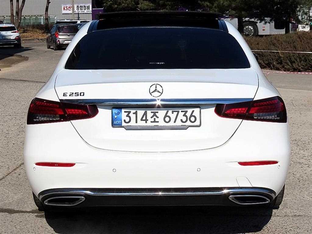 Mercedes Benz E class - Vista 4