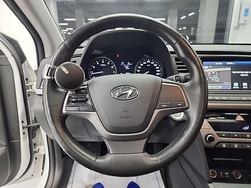 HYUNDAI Avante - Vista 9