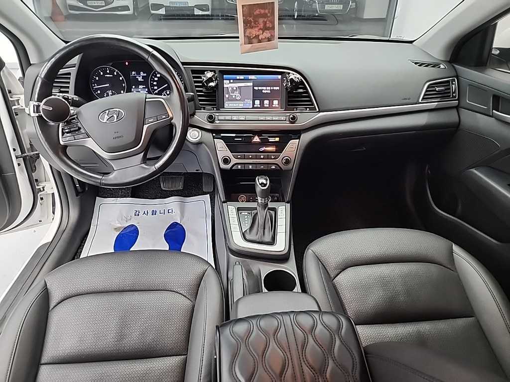 HYUNDAI Avante - Vista 7