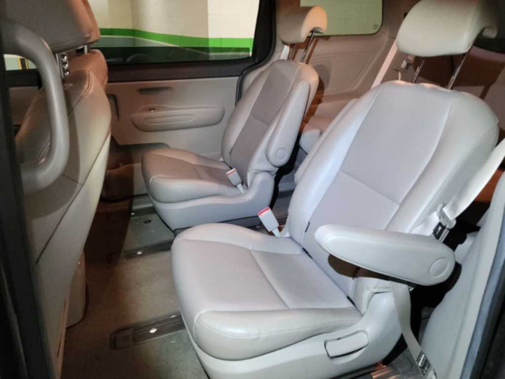 KIA Carnival - Vista 10