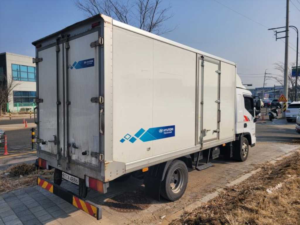 medium and large cargo truck - Vista 4