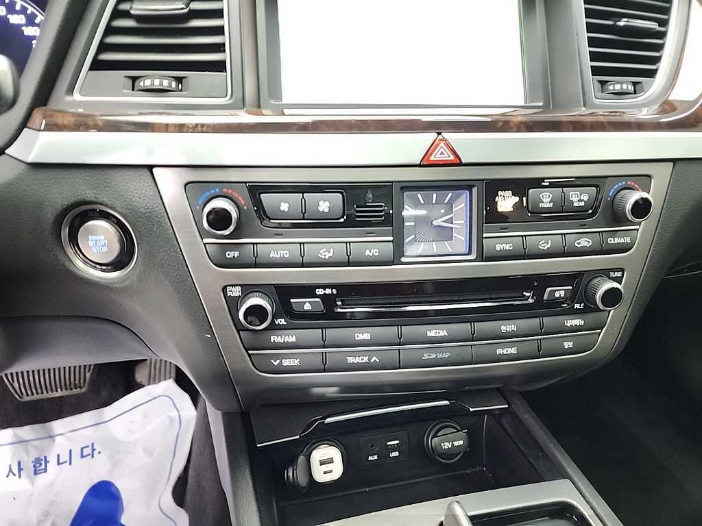 HYUNDAI Genesis - Vista 10