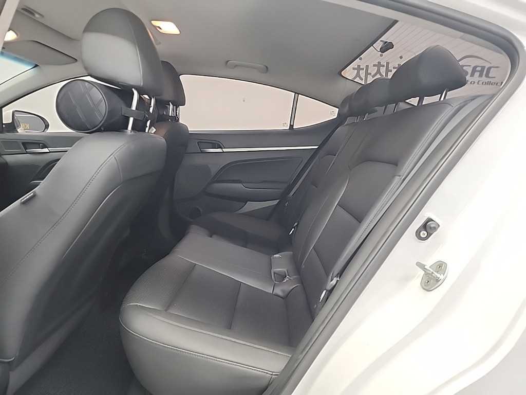 HYUNDAI Avante - Vista 12