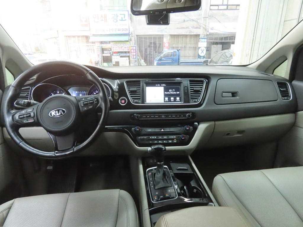 KIA Carnival - Vista 7