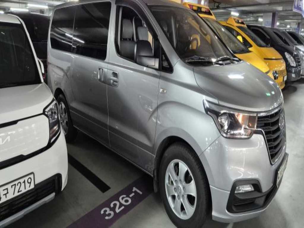 HYUNDAI Starex - Vista 10