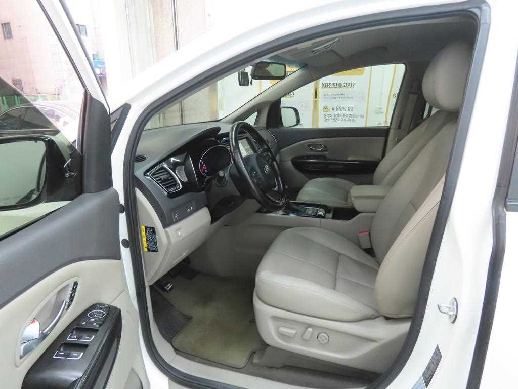 KIA Carnival - Vista 5