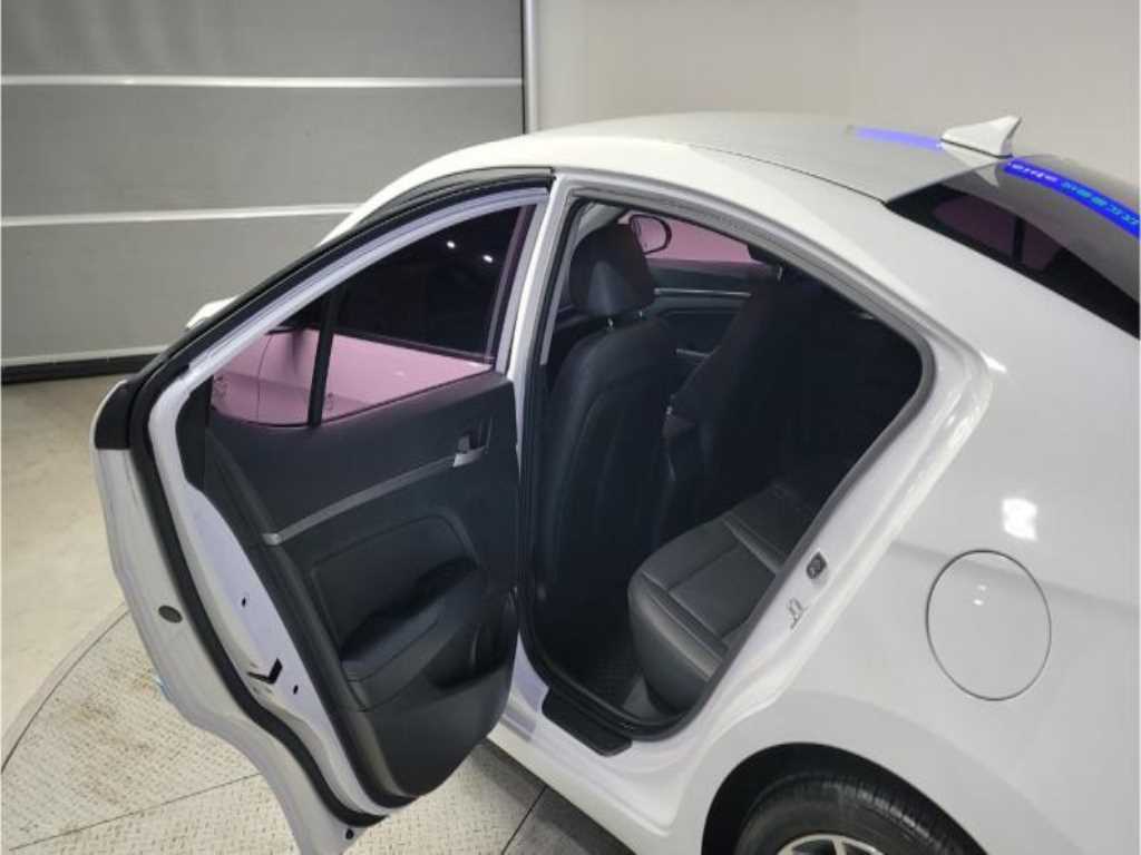 HYUNDAI Avante - Vista 8