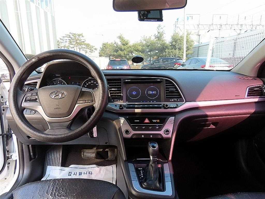 HYUNDAI Avante - Vista 7