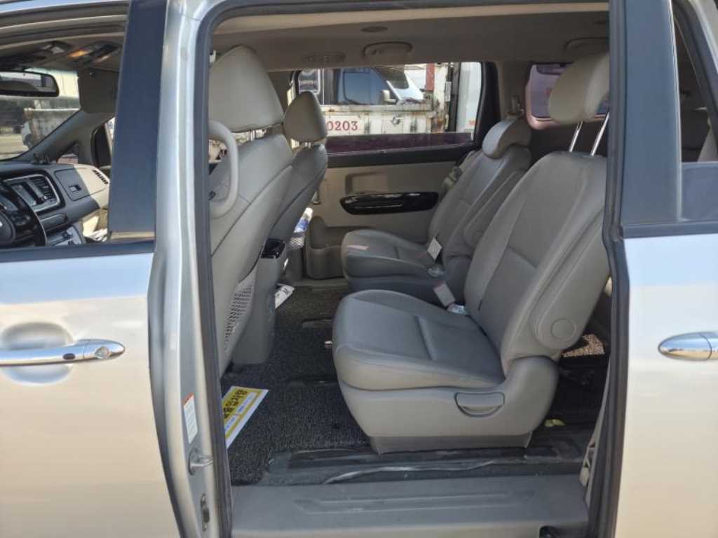 KIA Carnival - Vista 12