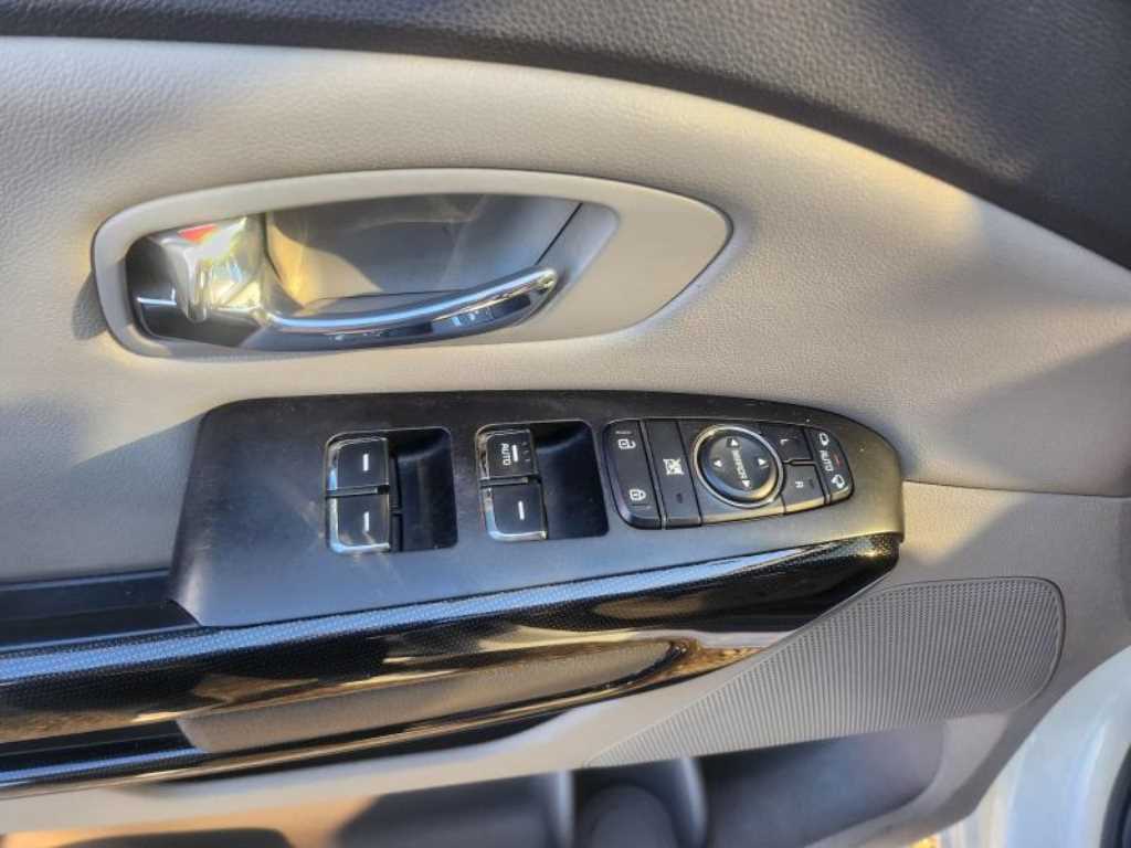 KIA Carnival - Vista 12