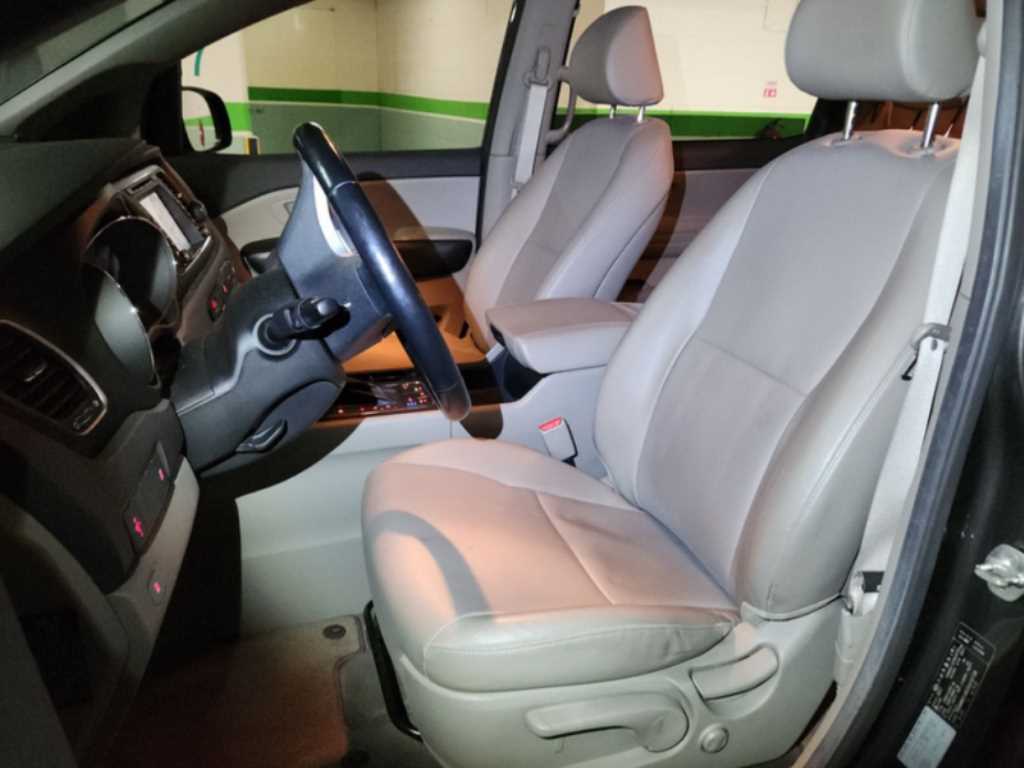 KIA Carnival - Vista 11