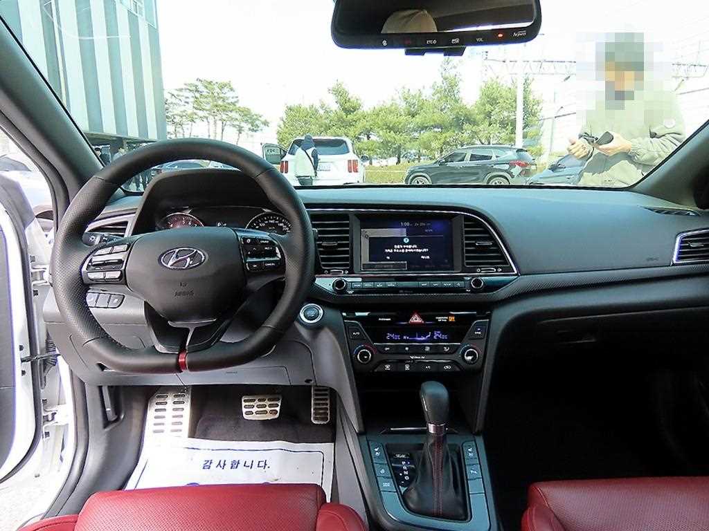 HYUNDAI Avante - Vista 7