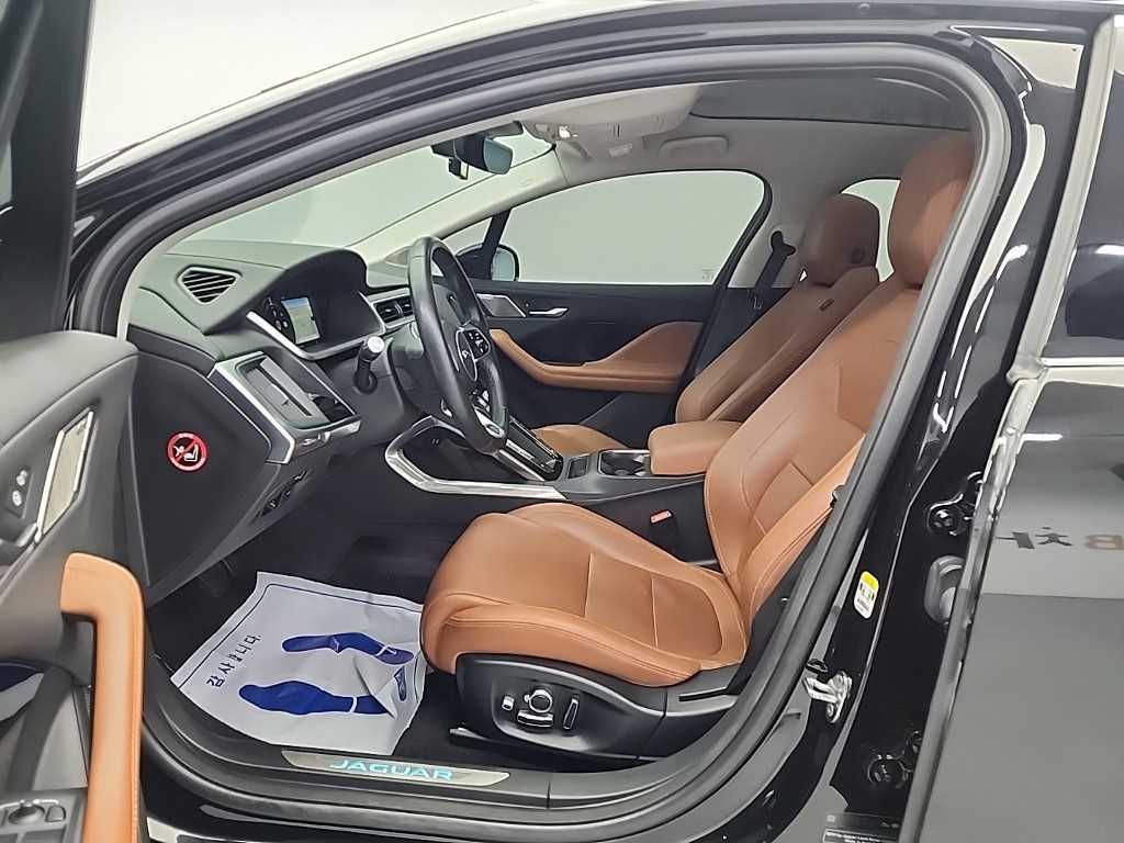 Jaguar I-PACE - Vista 11