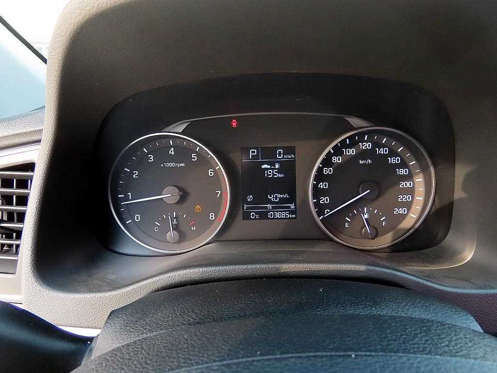 HYUNDAI Avante - Vista 9