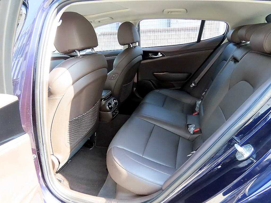 KIA Stinger - Vista 6