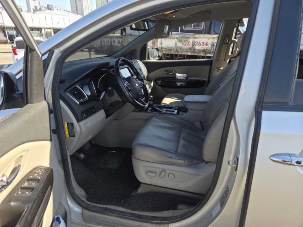 KIA Carnival - Vista 11