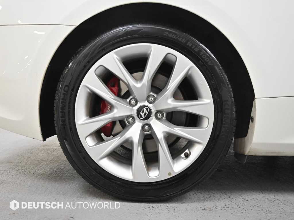 HYUNDAI Genesis - Vista 5