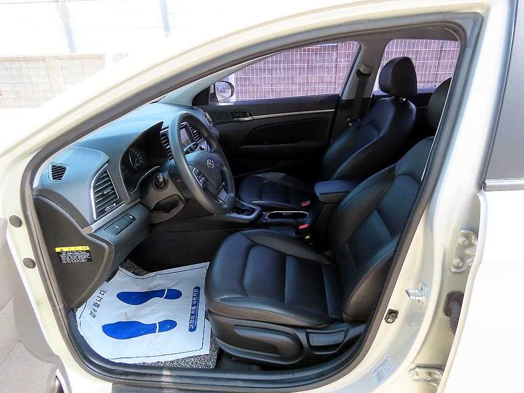 HYUNDAI Avante - Vista 5