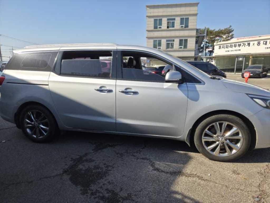 KIA Carnival - Vista 8