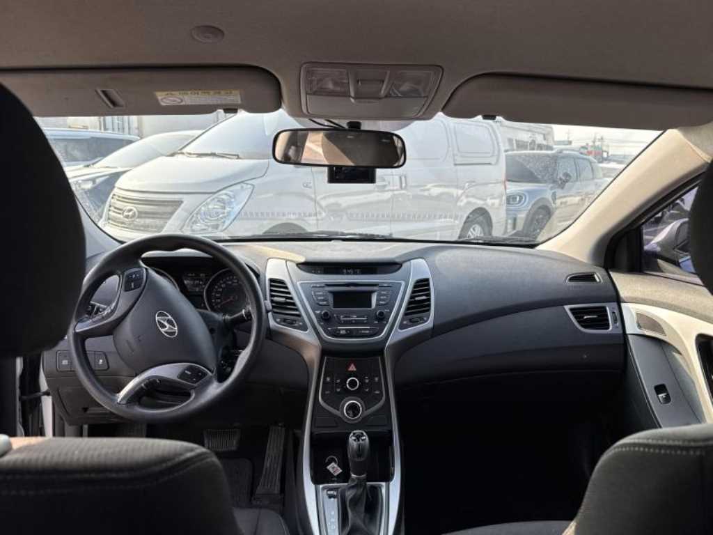 HYUNDAI Avante - Vista 5