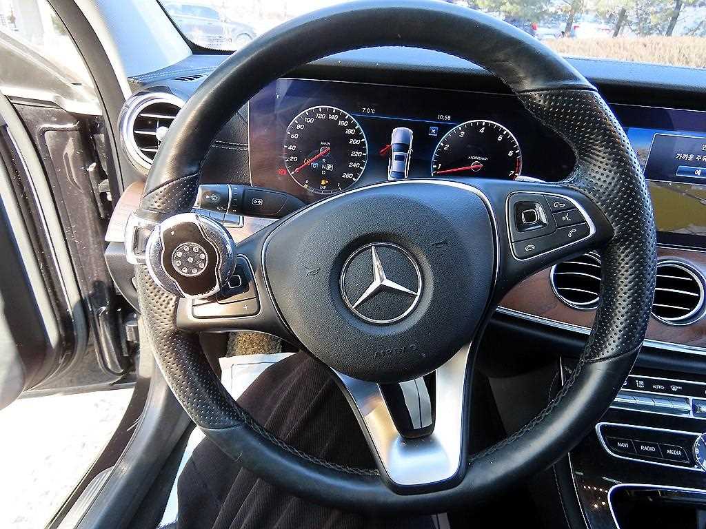 Mercedes Benz E class - Vista 8