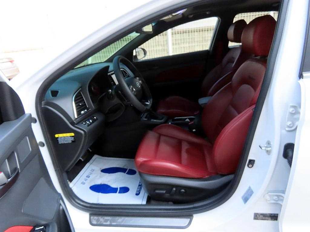 HYUNDAI Avante - Vista 5