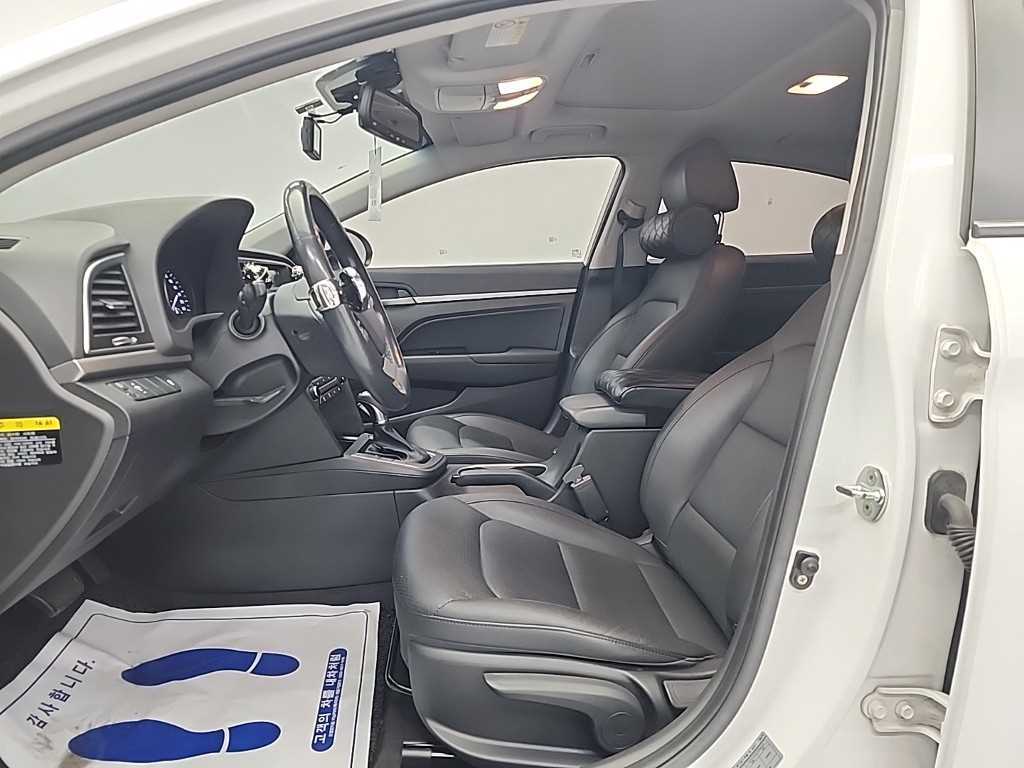 HYUNDAI Avante - Vista 11