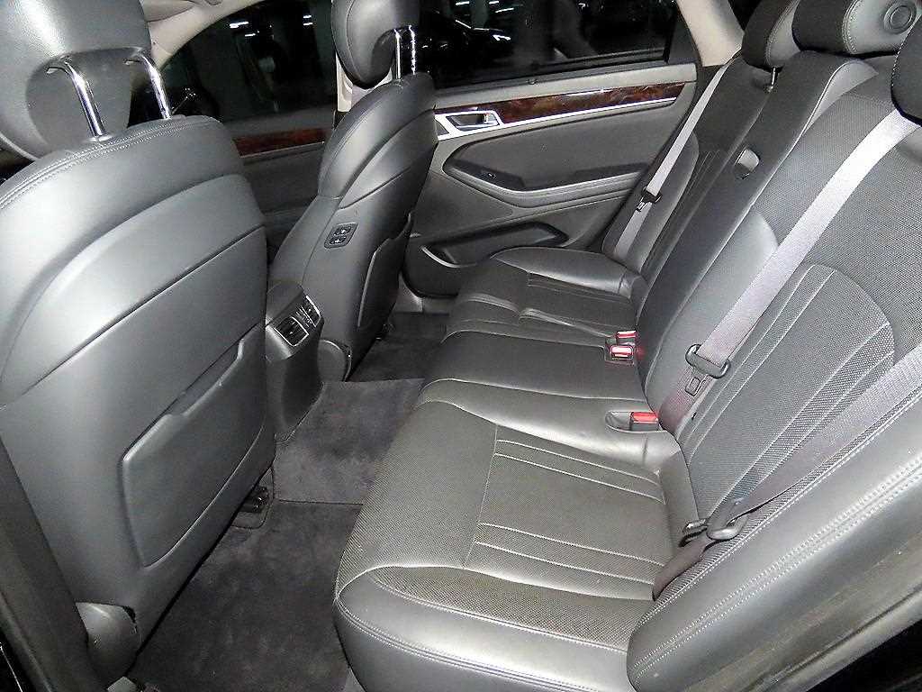 HYUNDAI Genesis - Vista 7