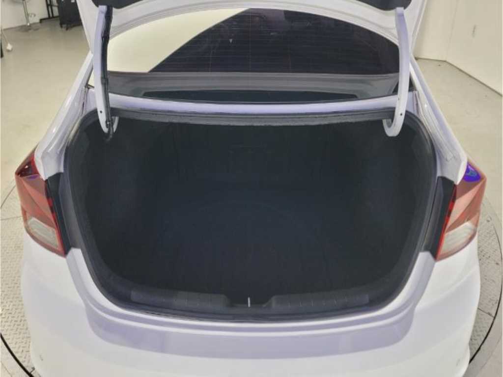 HYUNDAI Avante - Vista 12