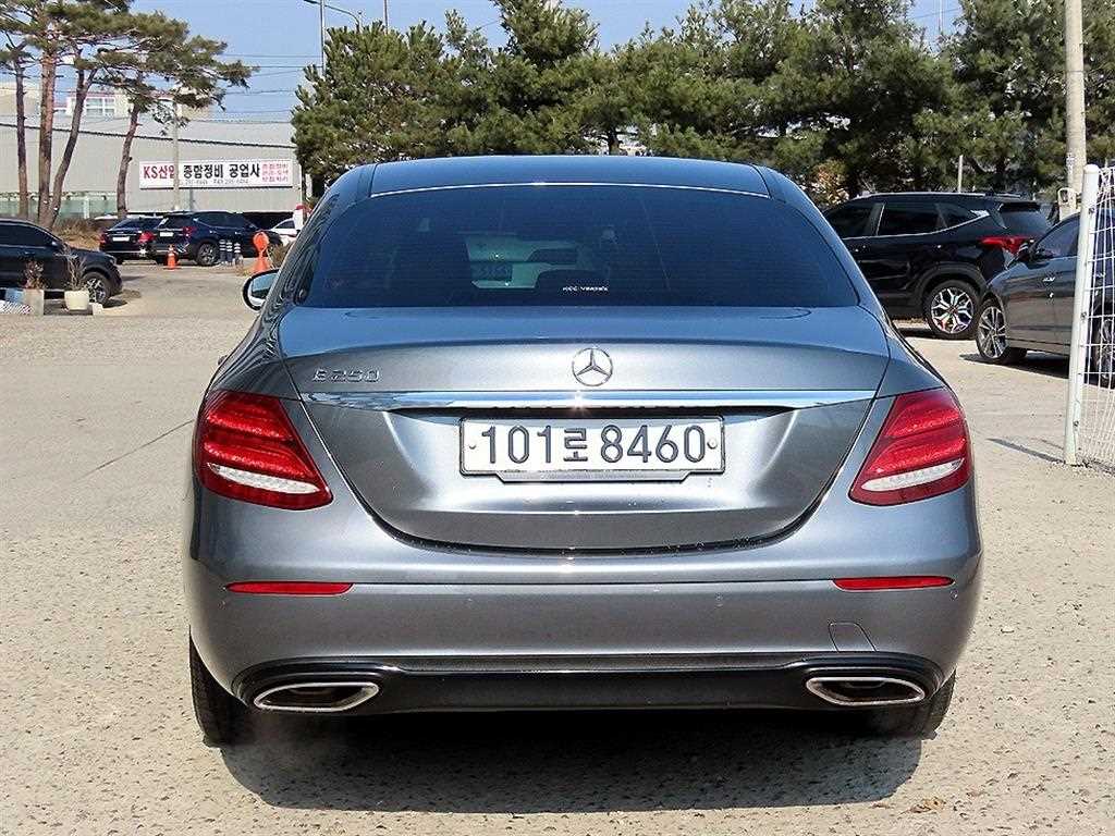 Mercedes Benz E class - Vista 4