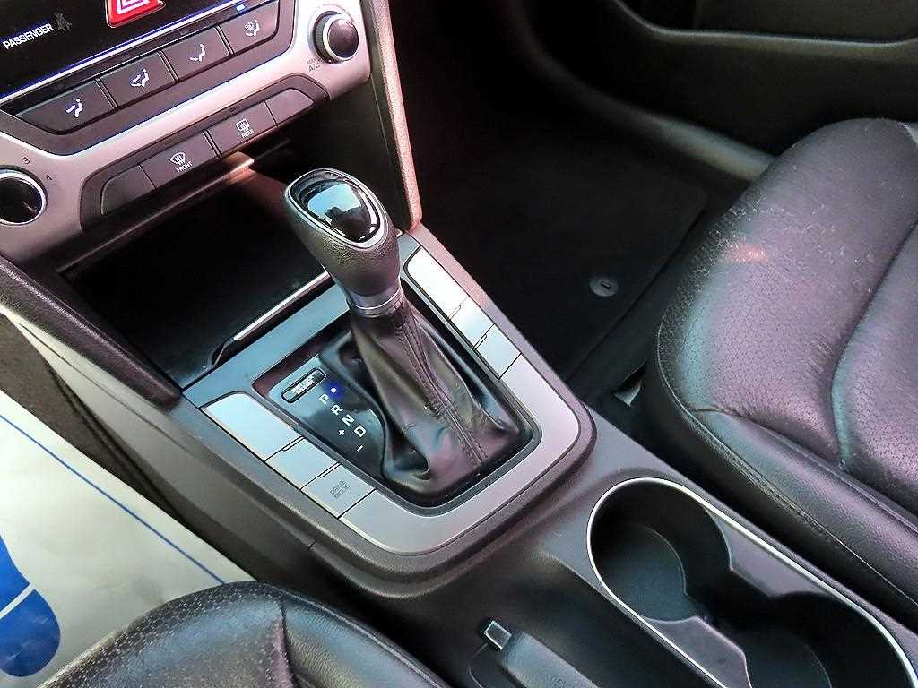 HYUNDAI Avante - Vista 10