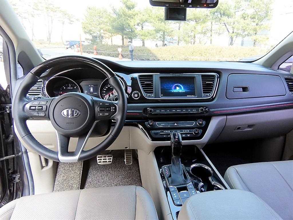 KIA Carnival - Vista 8