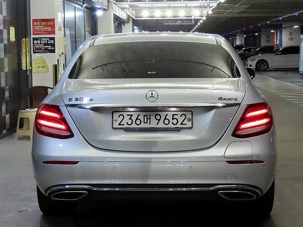 Mercedes Benz E class - Vista 5