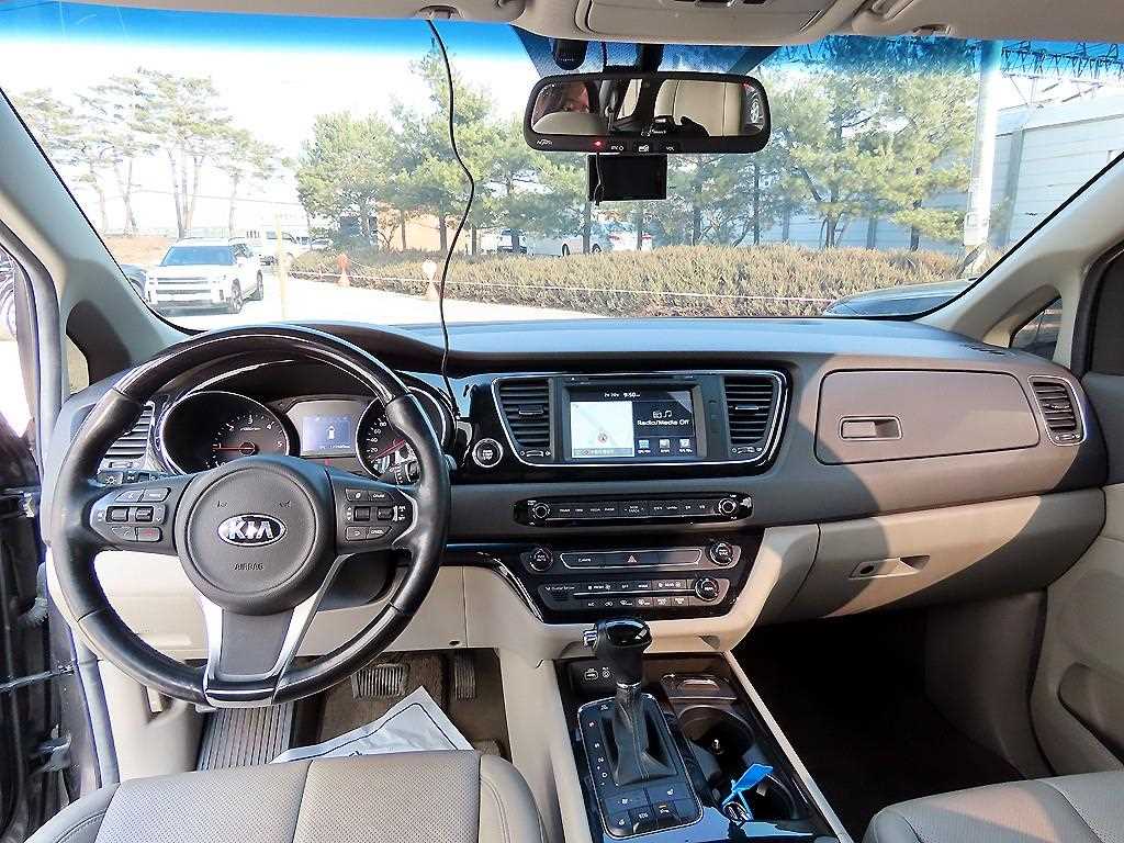 KIA Carnival - Vista 7