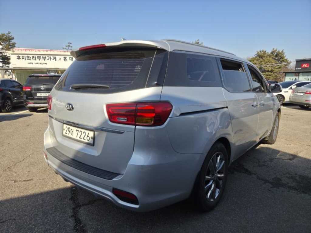 KIA Carnival - Vista 5