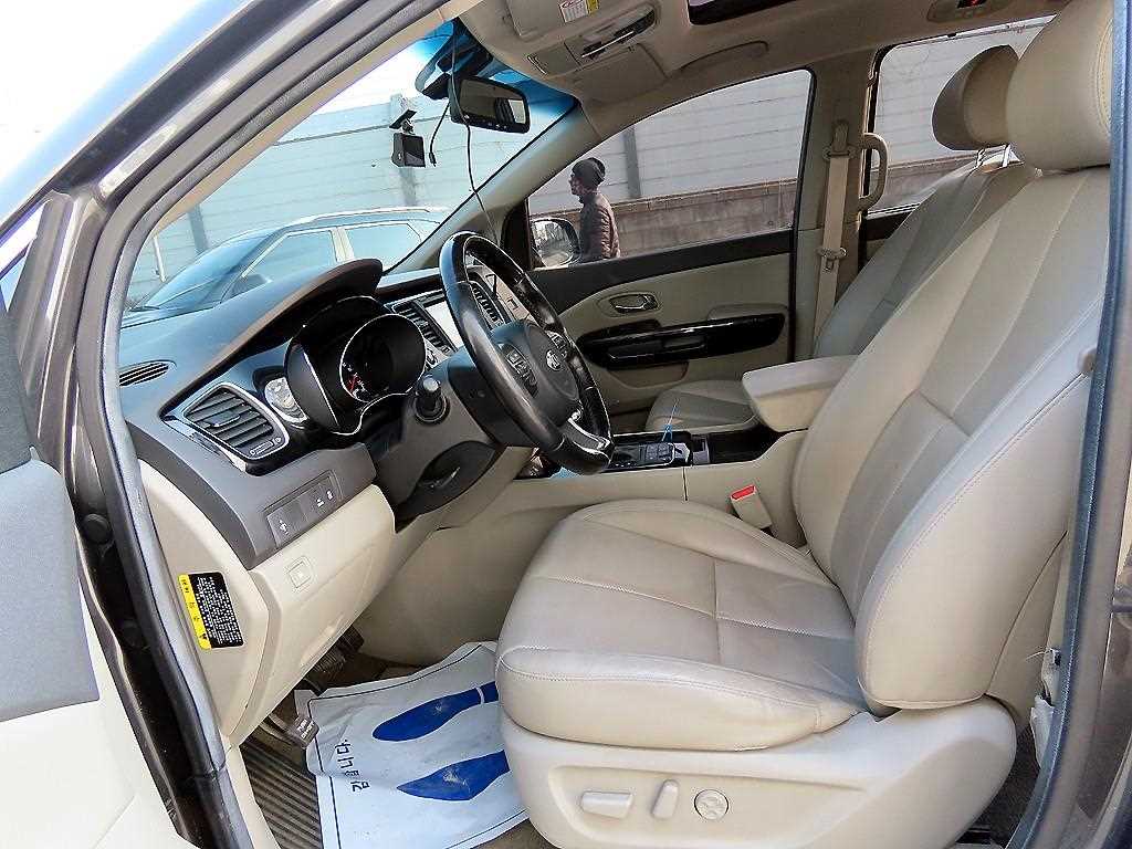 KIA Carnival - Vista 5