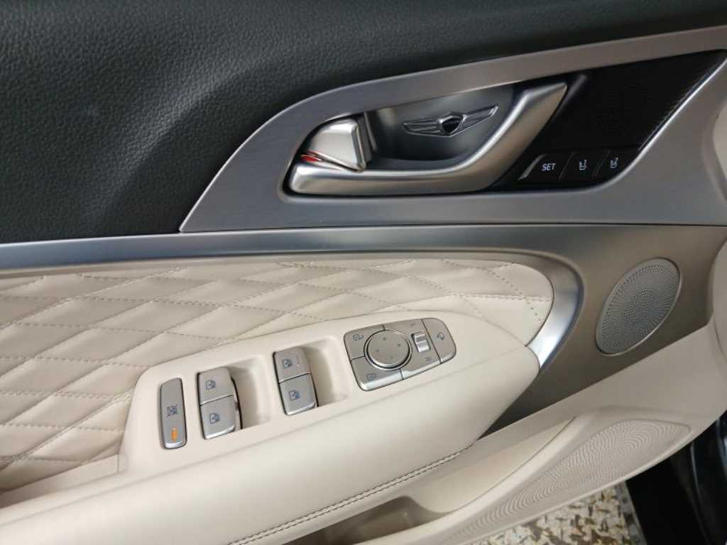 Genesis G70 - Vista 10