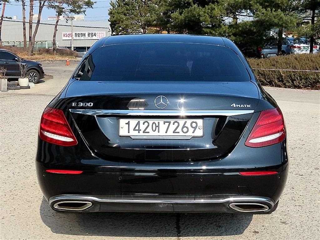 Mercedes Benz E class - Vista 4