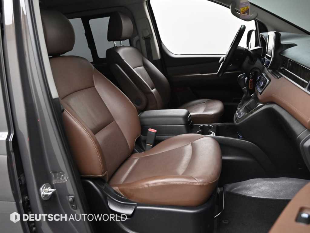 HYUNDAI Starex - Vista 10