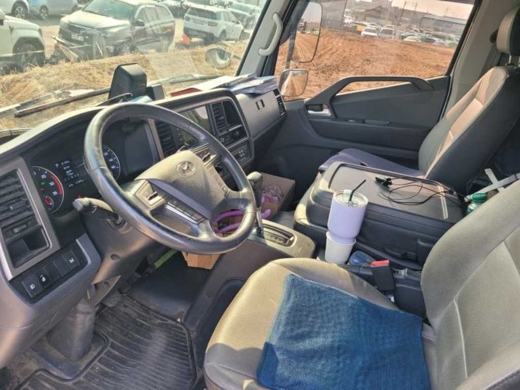 medium and large cargo truck - Vista 7